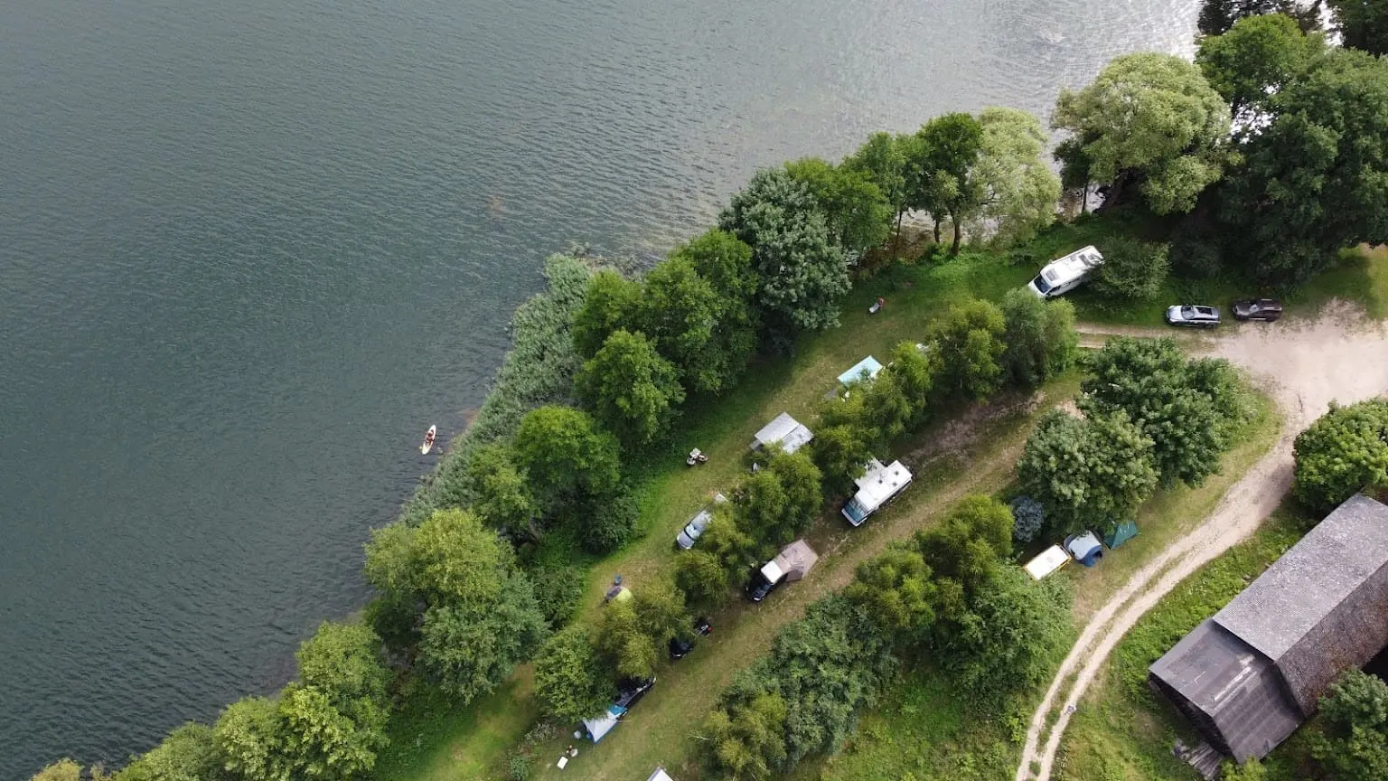 Campingplatz und Stellflächen aus der Luft mit dem See am Ufer