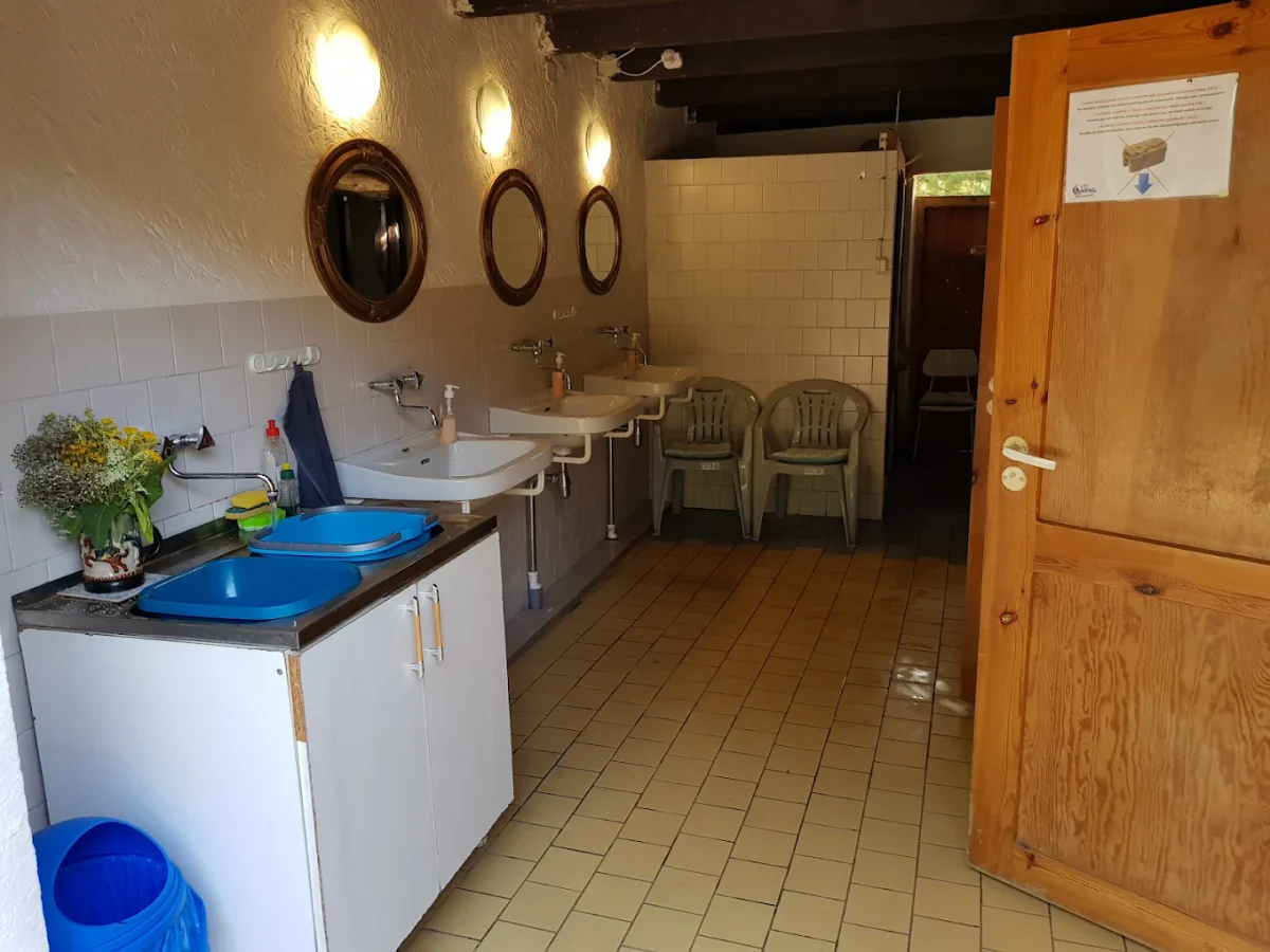 Heller Sanitärraum mit Waschbecken und warmem Wasser